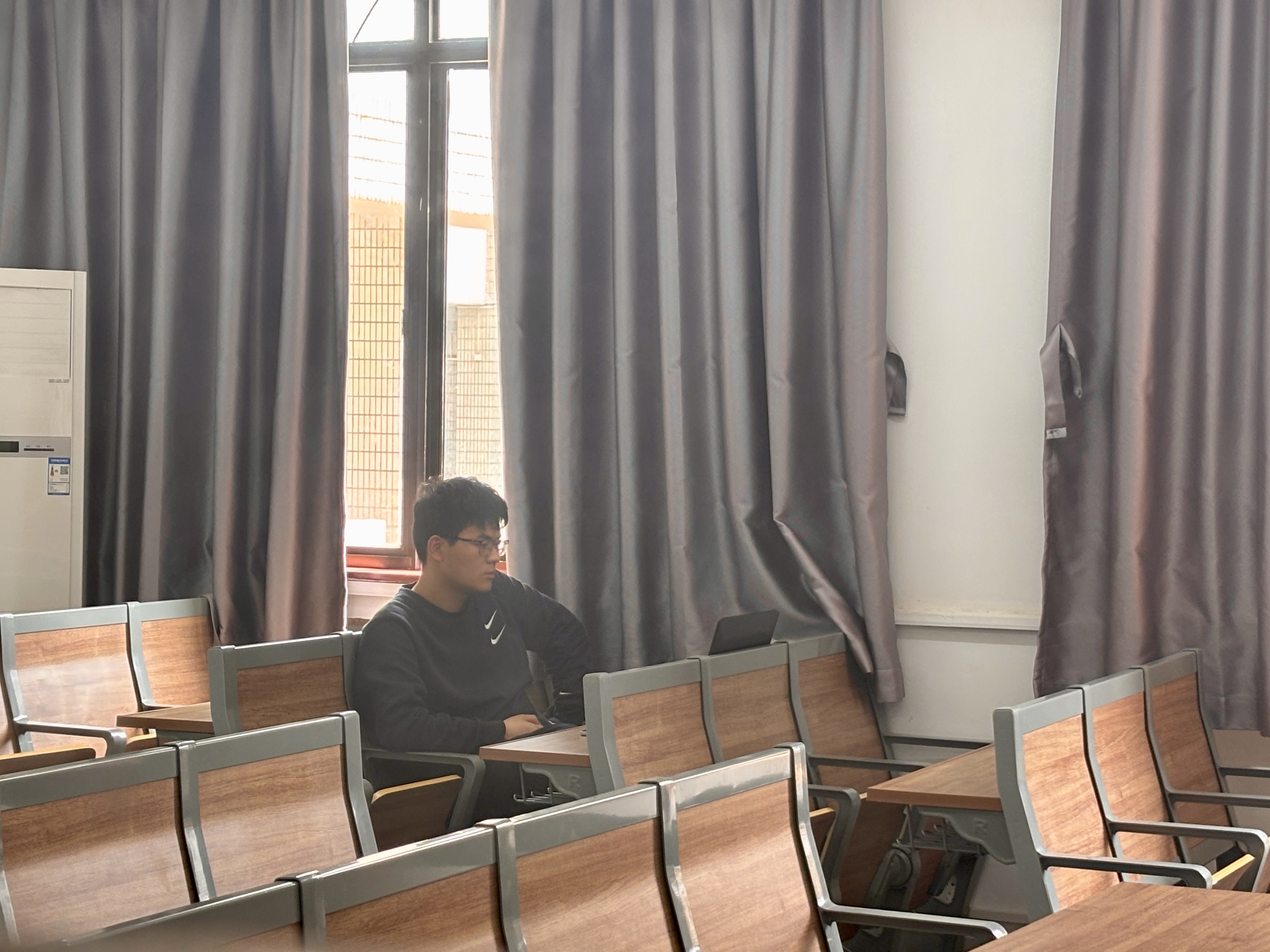 认真准备汇报的一枚阿尔法男（汇报完...