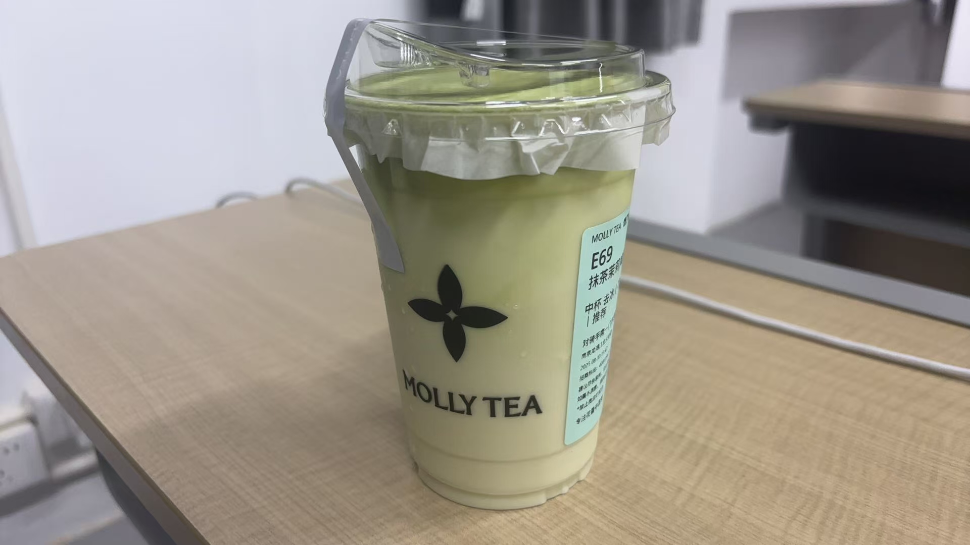 漂亮奶茶 嘻嘻 谢谢宝宝帮我拿😘
